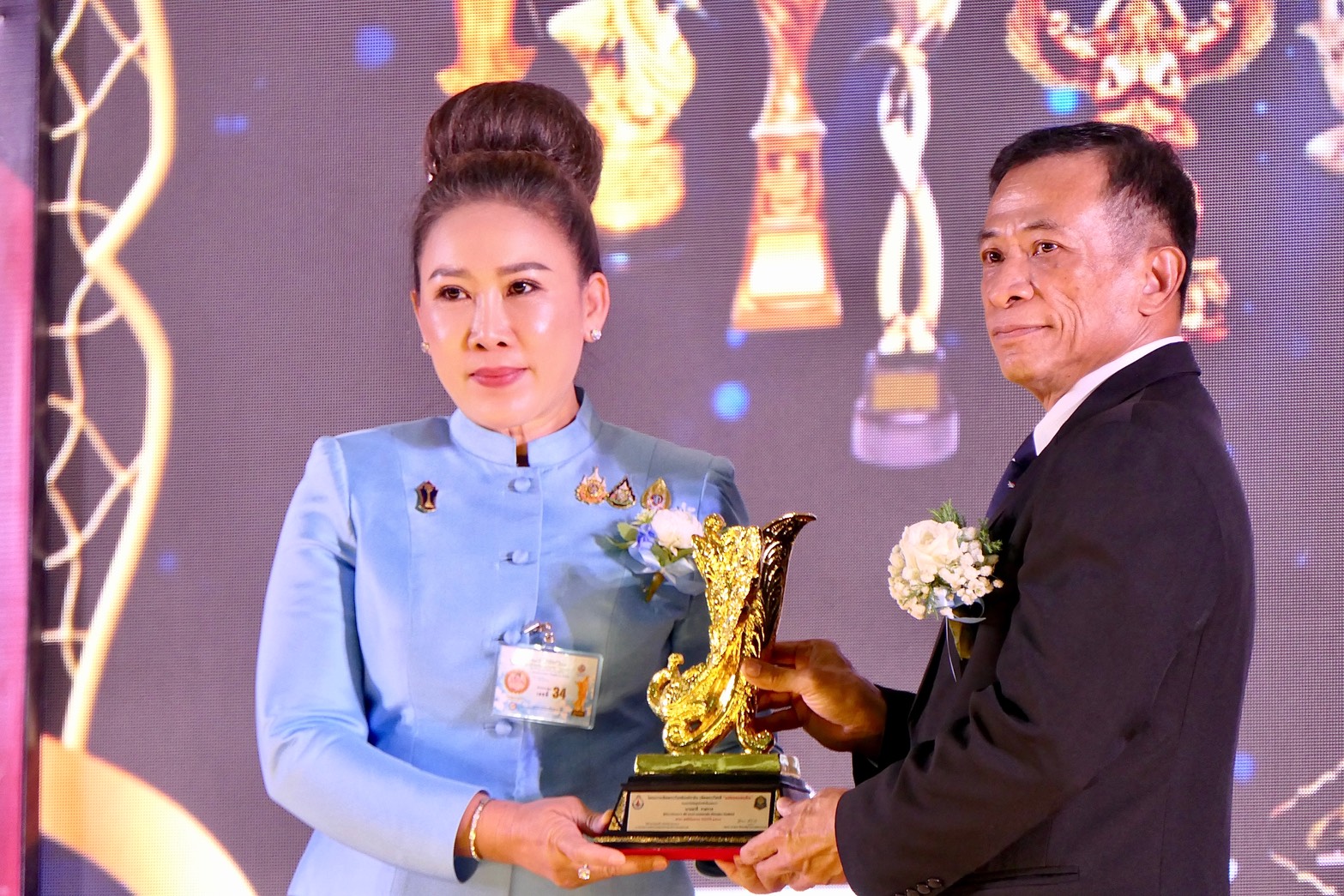เชิดชูเกียรติ! “อริสรา วังอุทัย ณ ลำปาง”คว้ารางวัลมงคลแห่งแผ่นดิน “แม่ดีเด่นแห่งปี 2569” มุ่งมั่นทำประโยชน์เพื่อสังคม